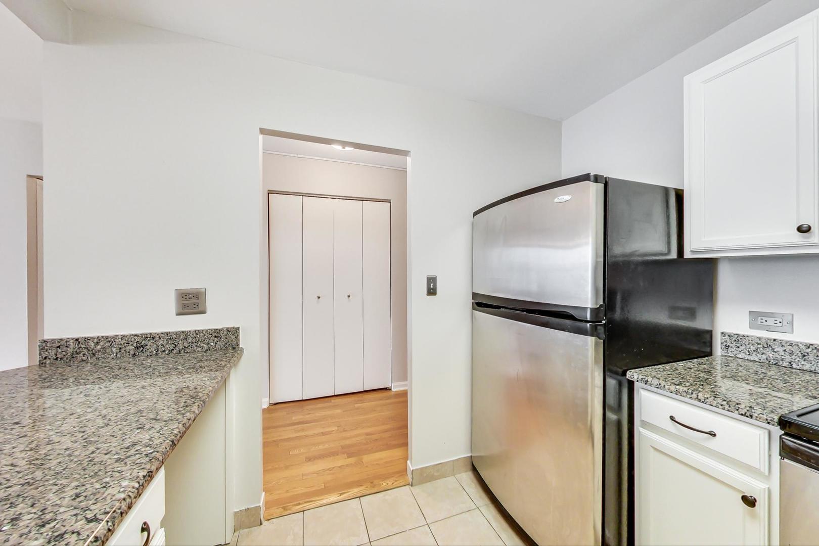 525 W Hawthorne Place Unit: 404