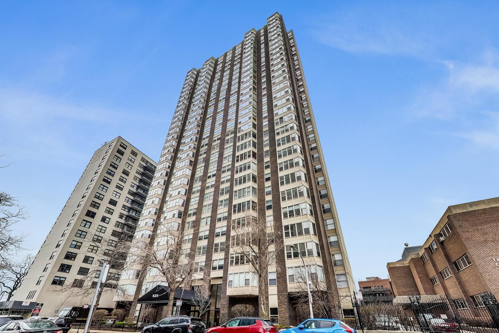 525 W Hawthorne Place Unit: 404