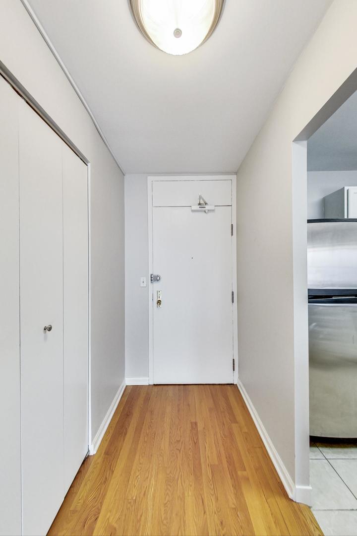 525 W Hawthorne Place Unit: 404