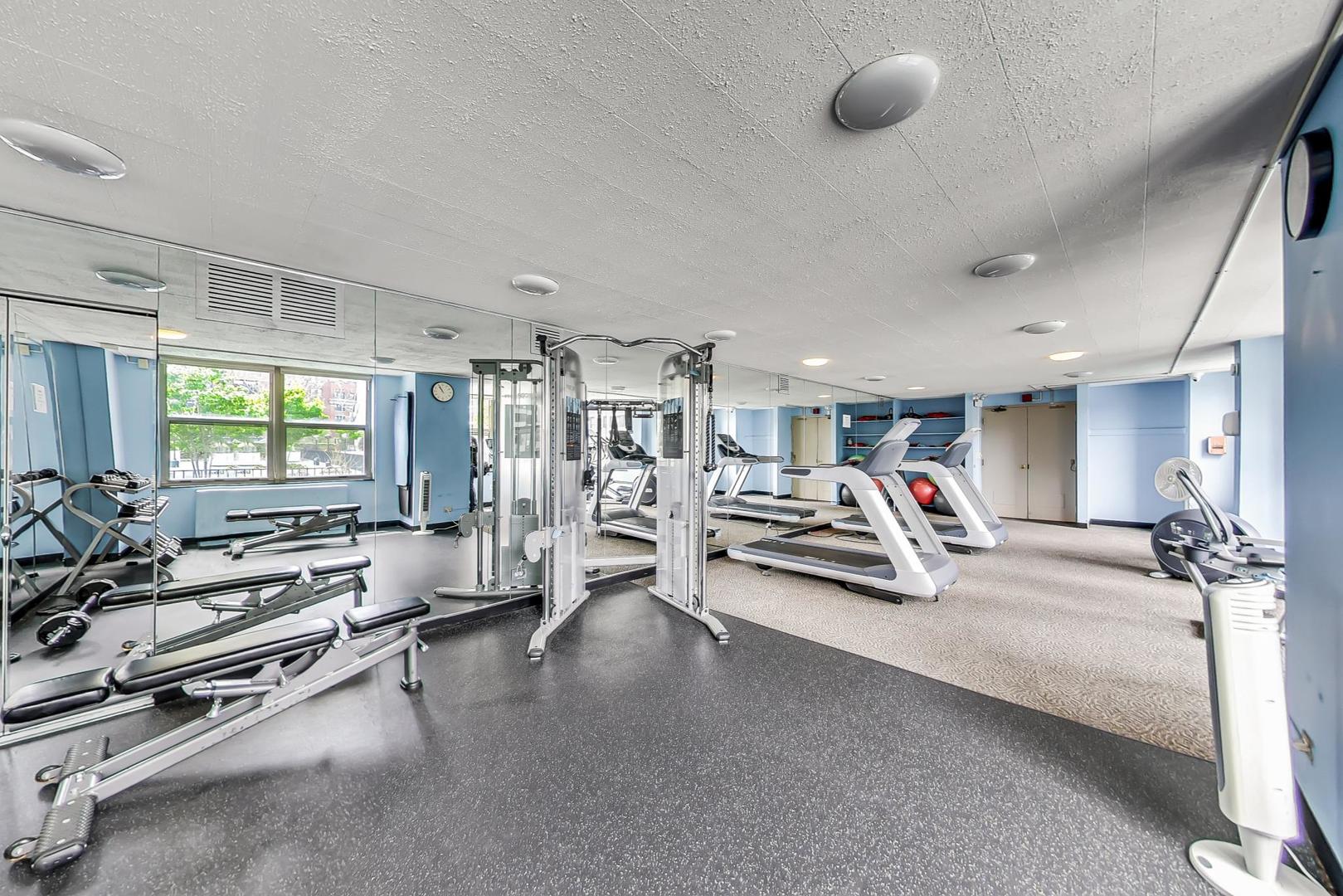 525 W Hawthorne Place Unit: 404