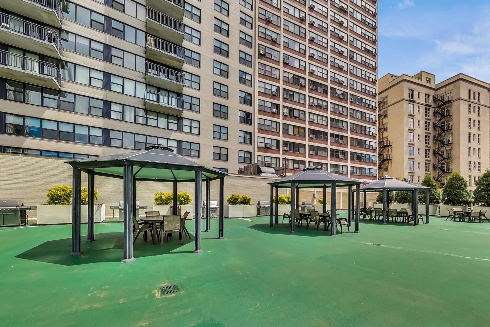 525 W Hawthorne Place Unit: 404