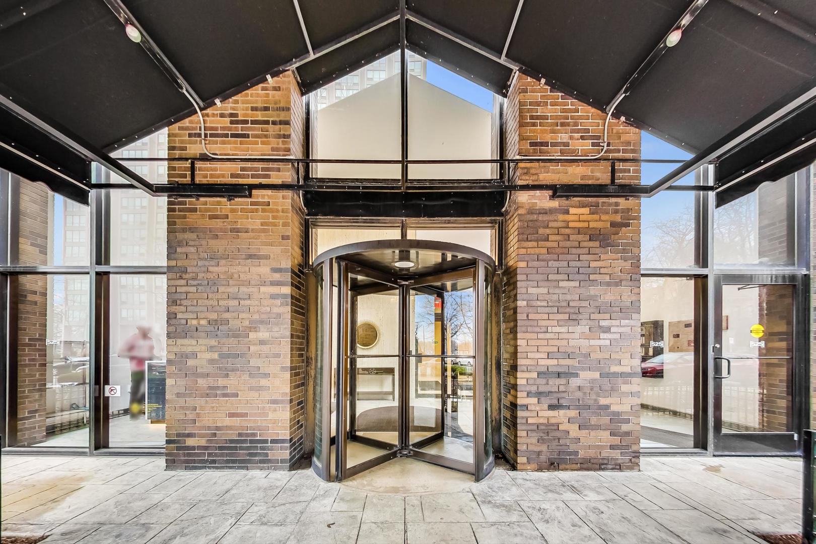 525 W Hawthorne Place Unit: 404
