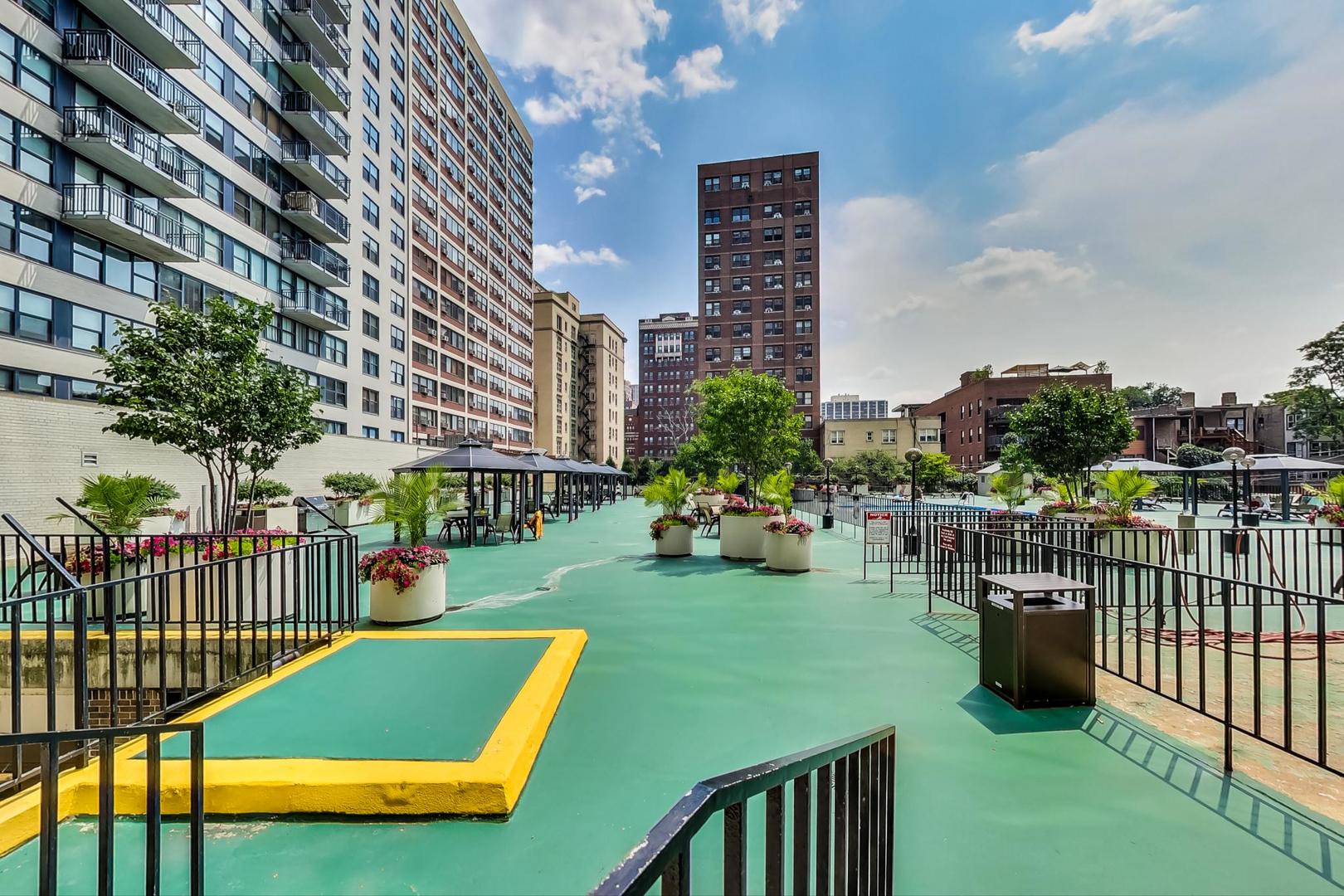 525 W Hawthorne Place Unit: 404