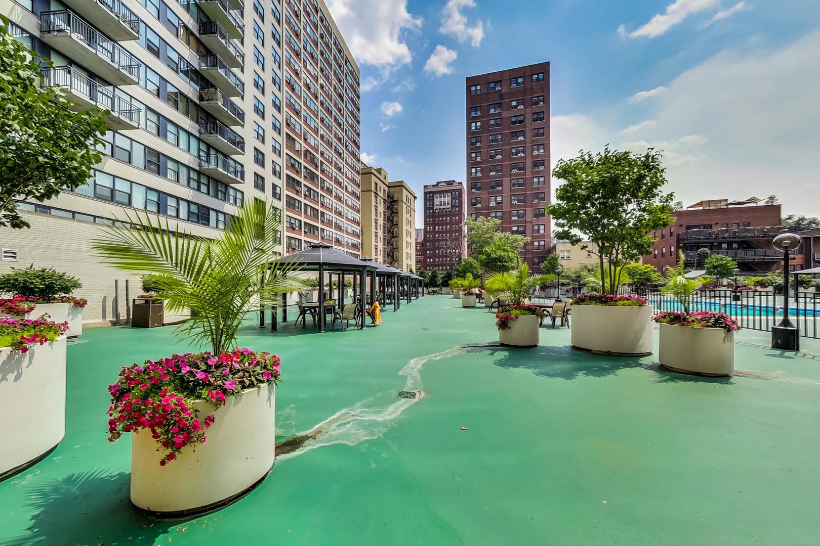525 W Hawthorne Place Unit: 404
