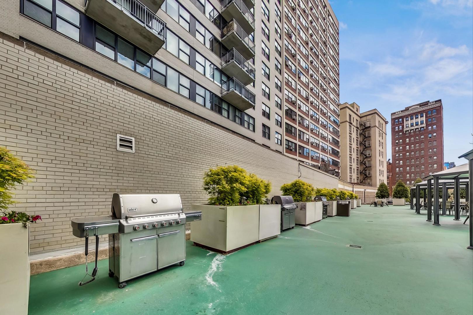 525 W Hawthorne Place Unit: 404