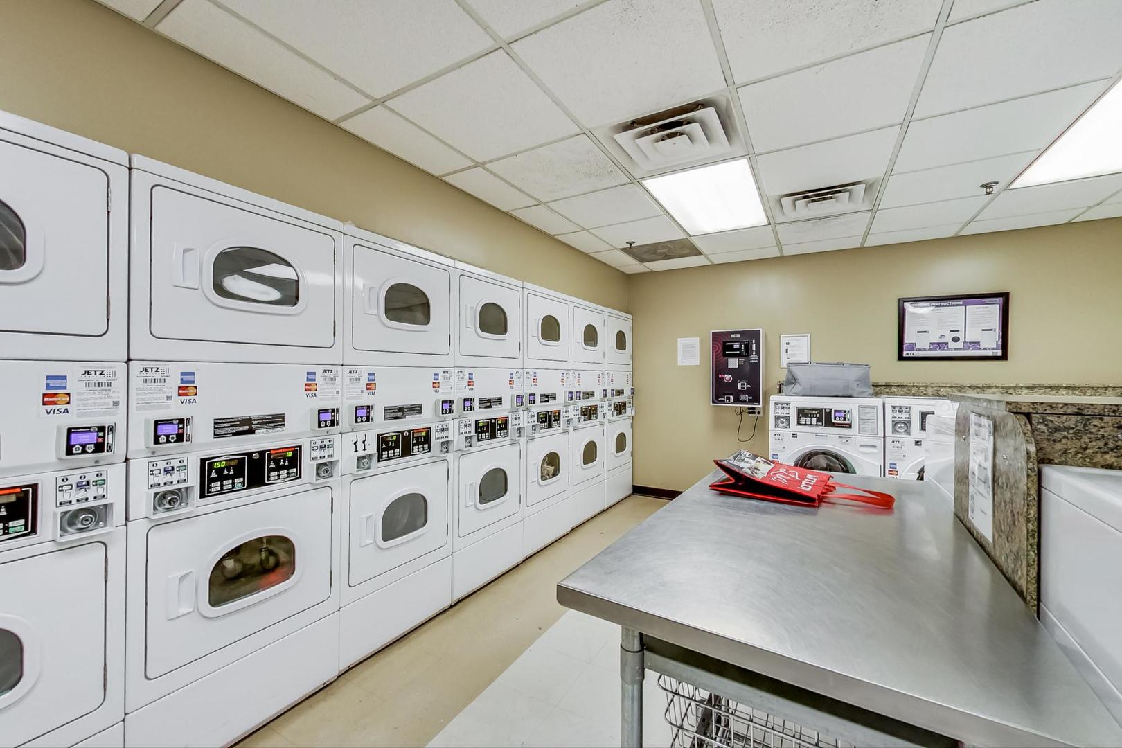 525 W Hawthorne Place Unit: 404