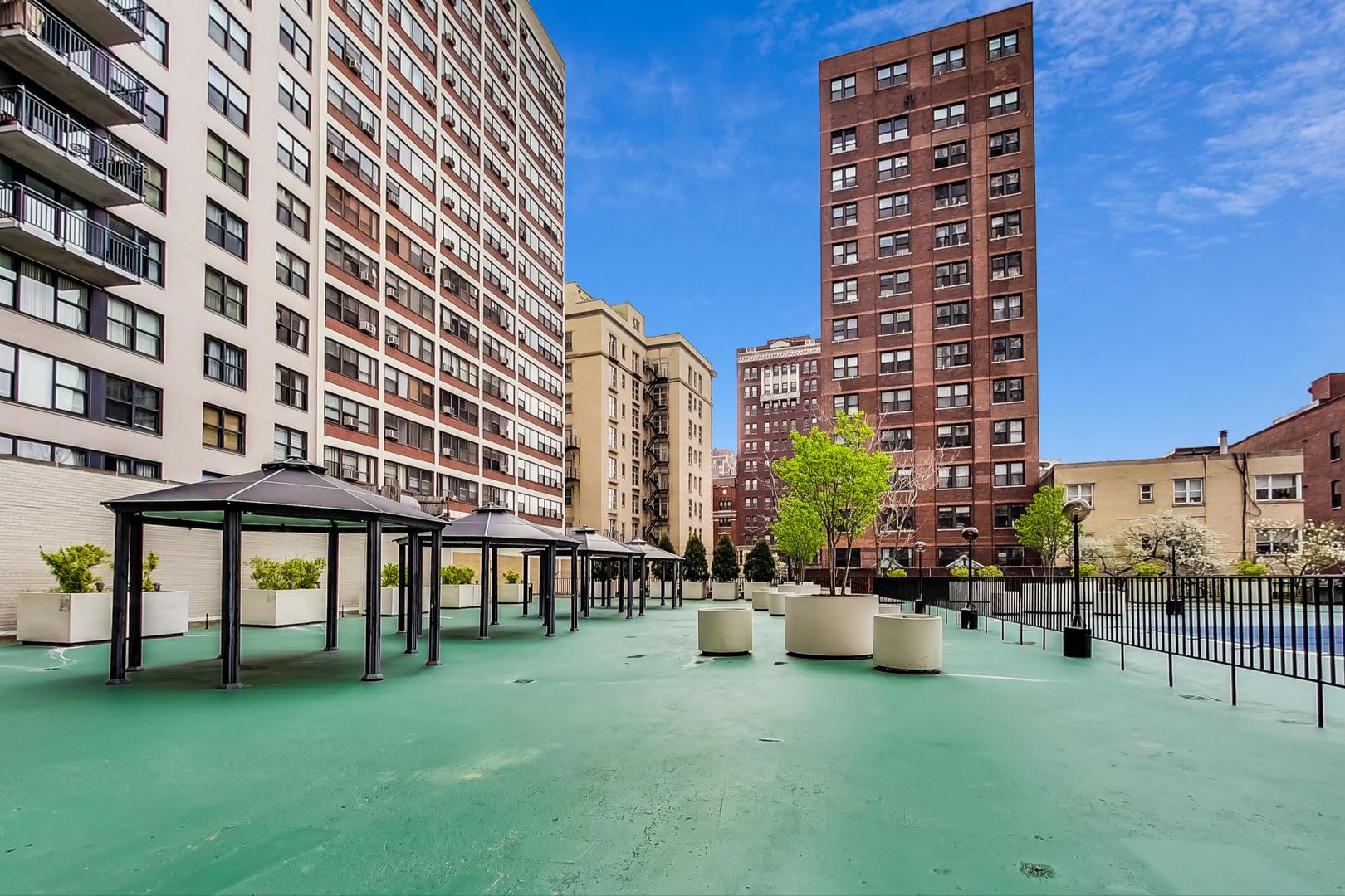 525 W Hawthorne Place Unit: 404
