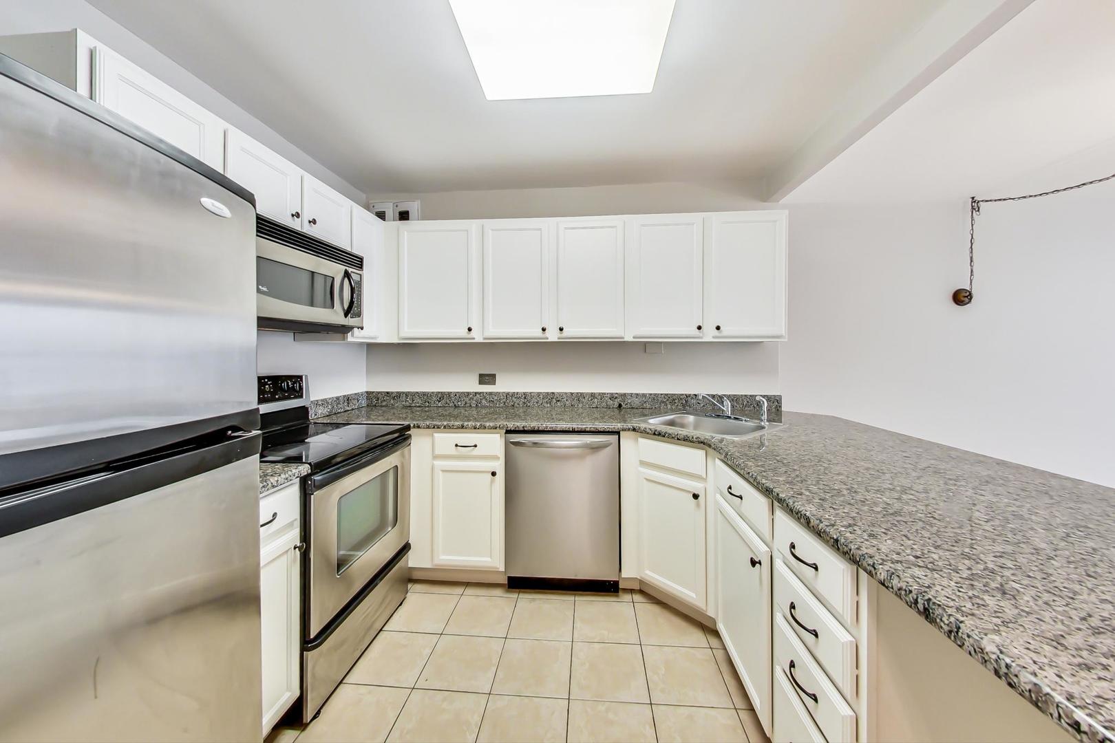 525 W Hawthorne Place Unit: 404