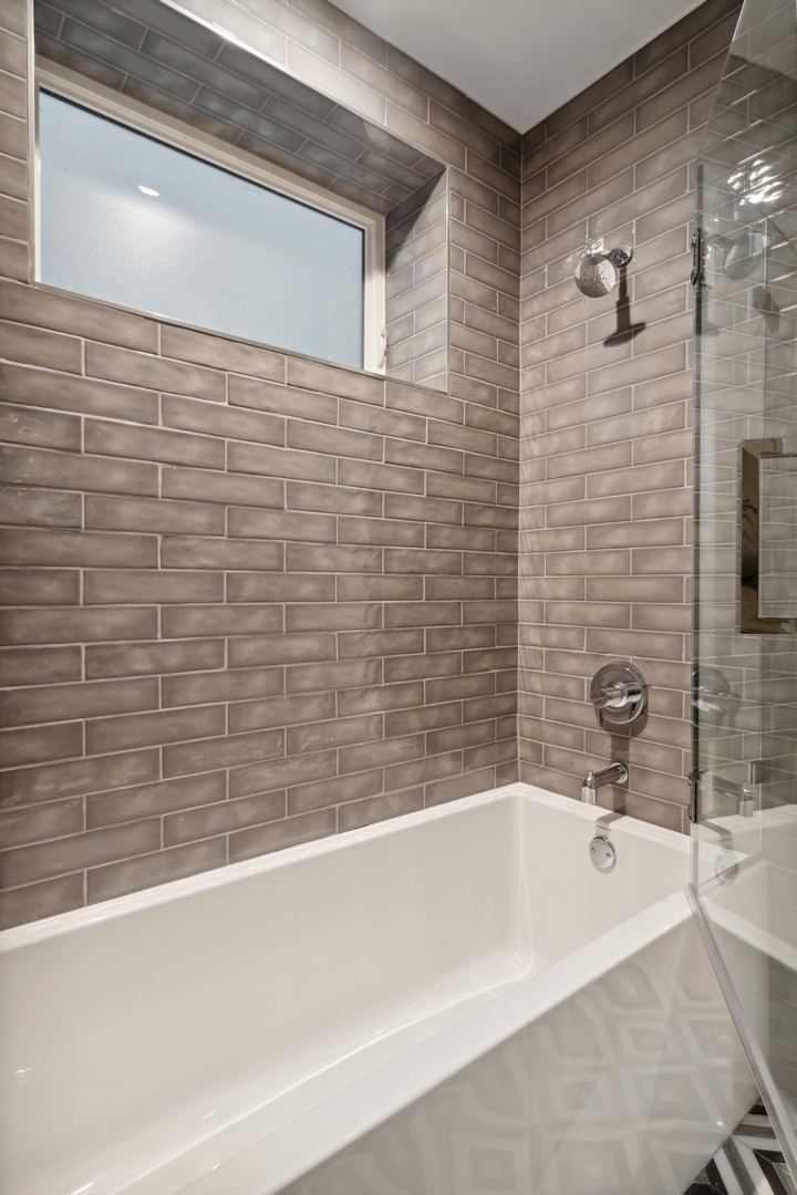 232 S Green Street Unit: 3S