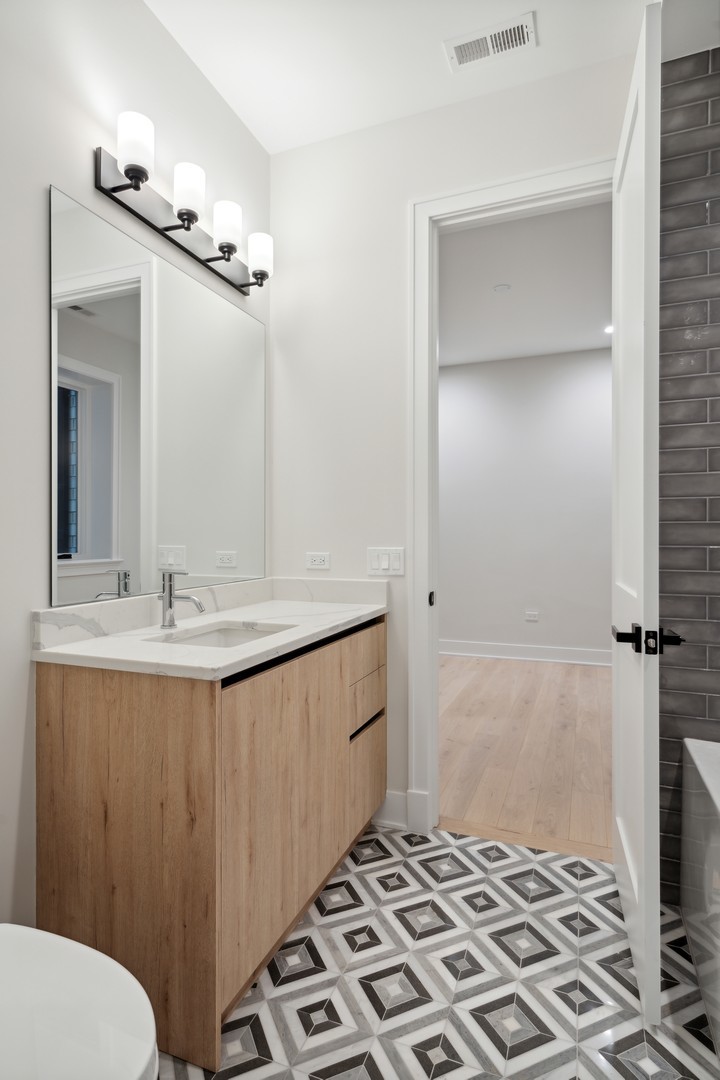 232 S Green Street Unit: 3S