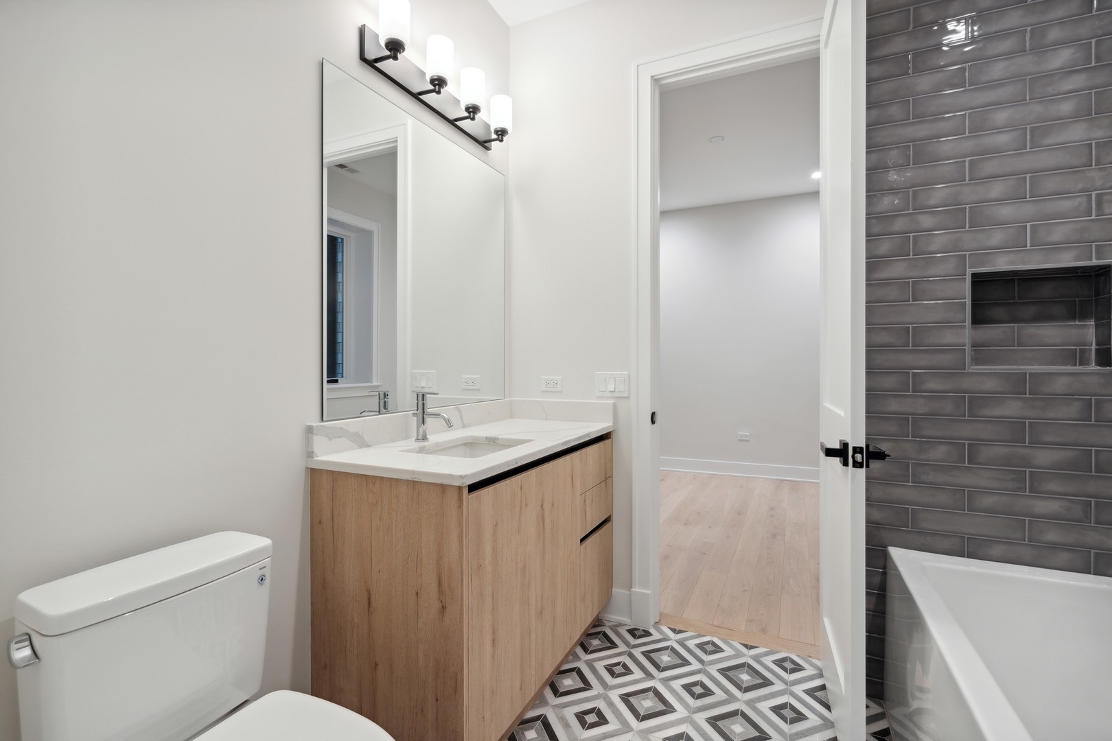 232 S Green Street Unit: 3S