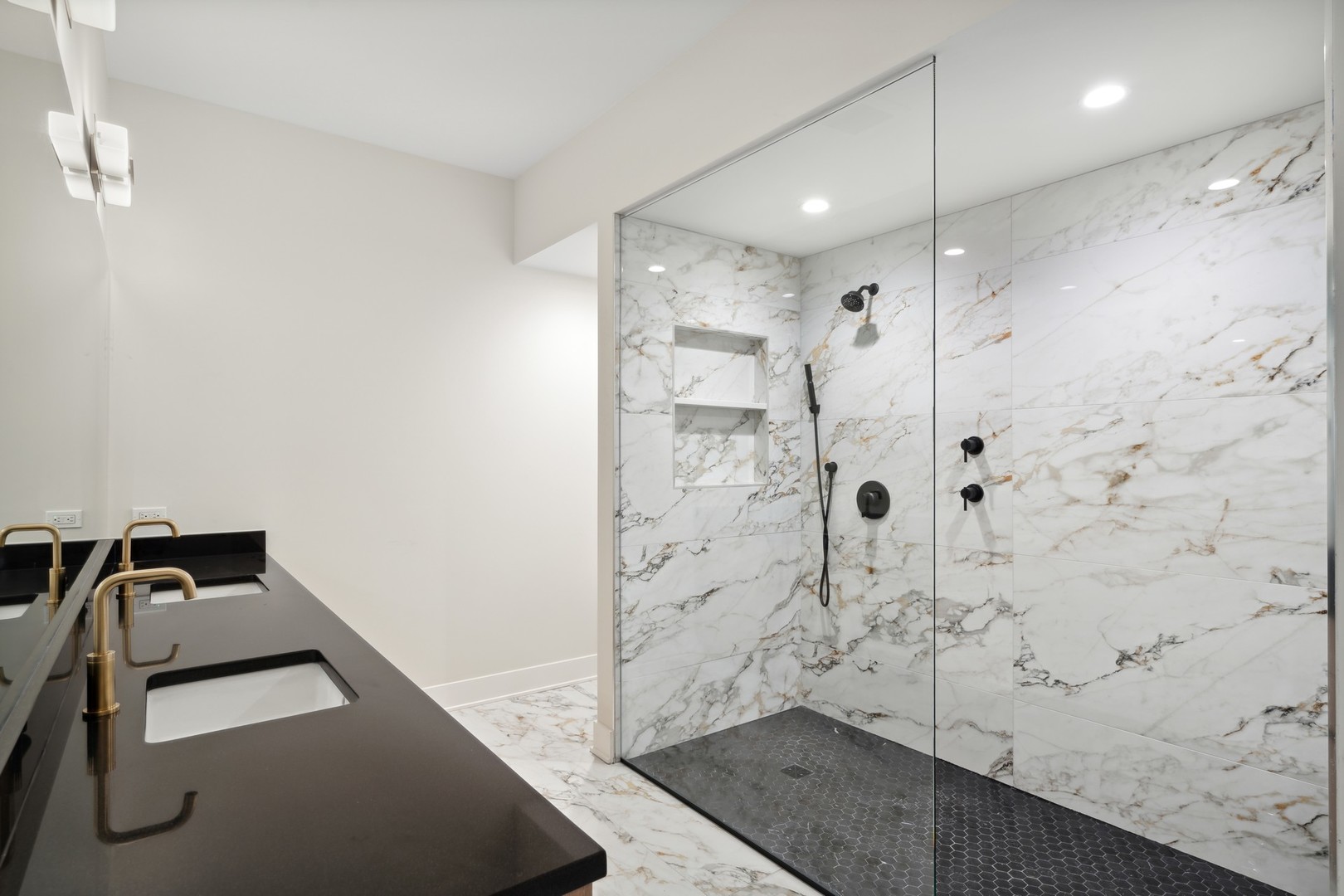 232 S Green Street Unit: 3S