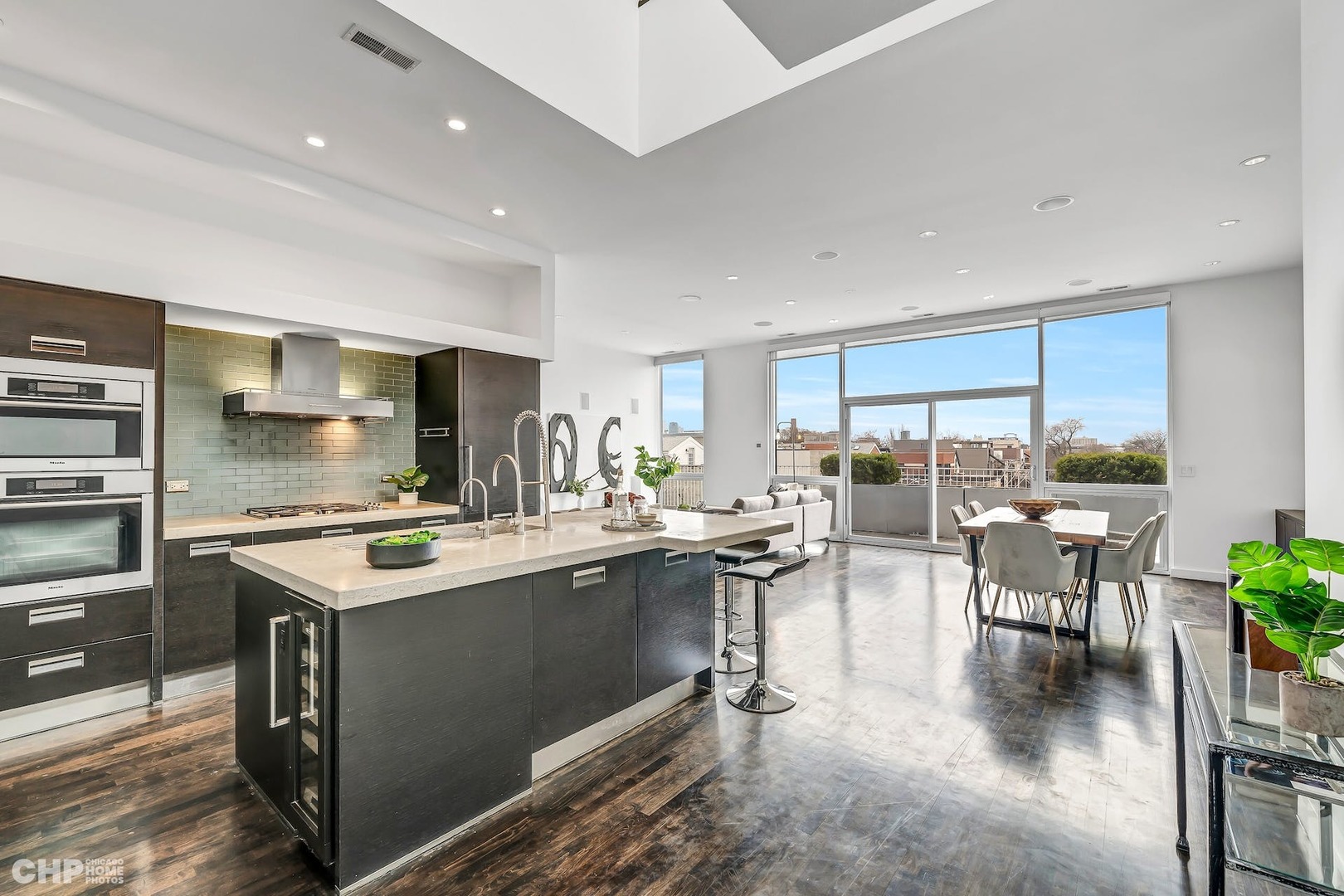 1711 W DIVISION Street Unit: 404