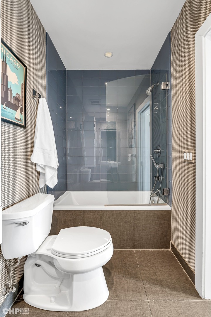 1711 W DIVISION Street Unit: 404