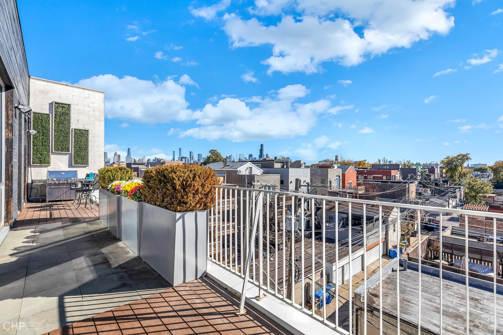 1711 W DIVISION Street Unit: 404
