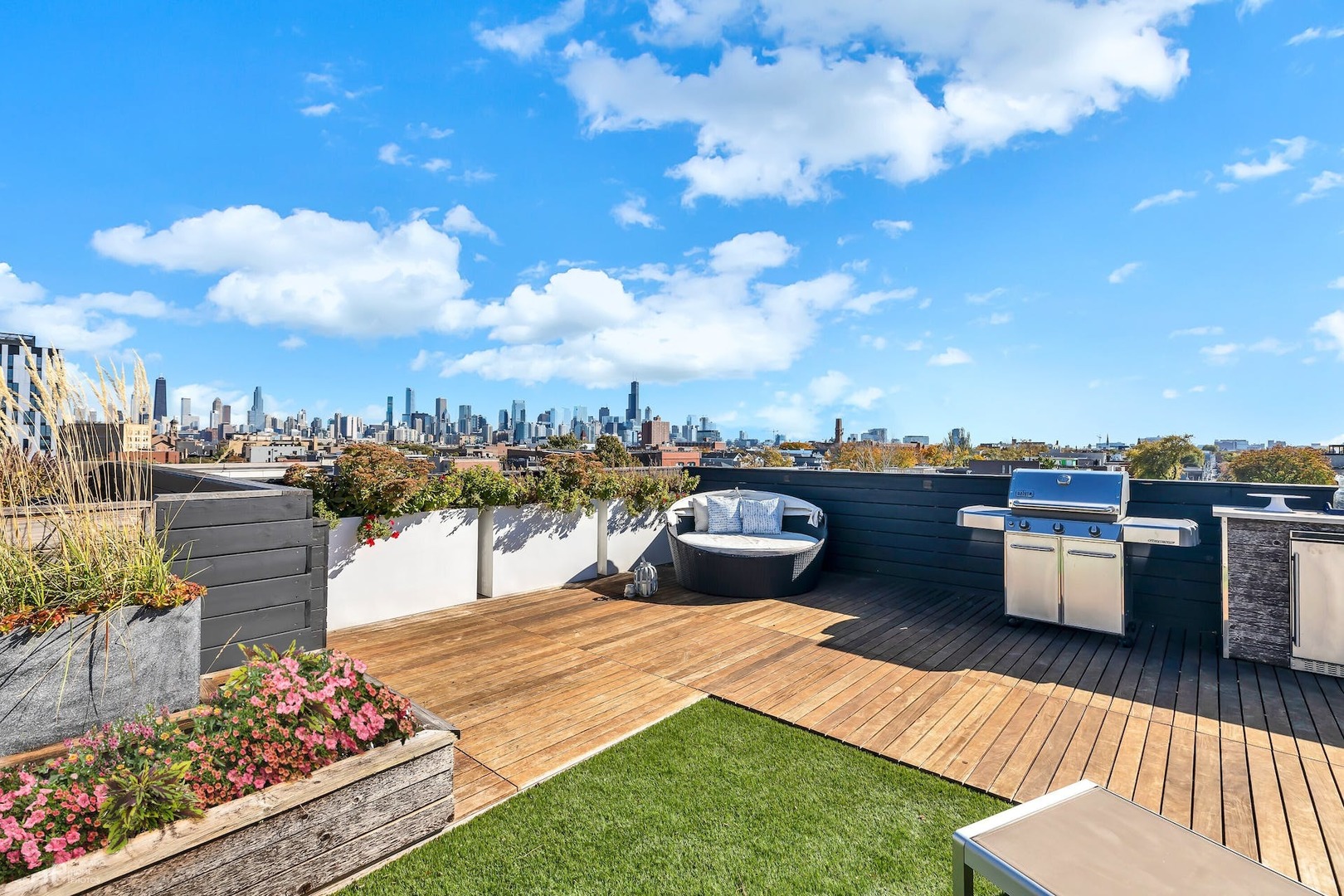 1711 W DIVISION Street Unit: 404