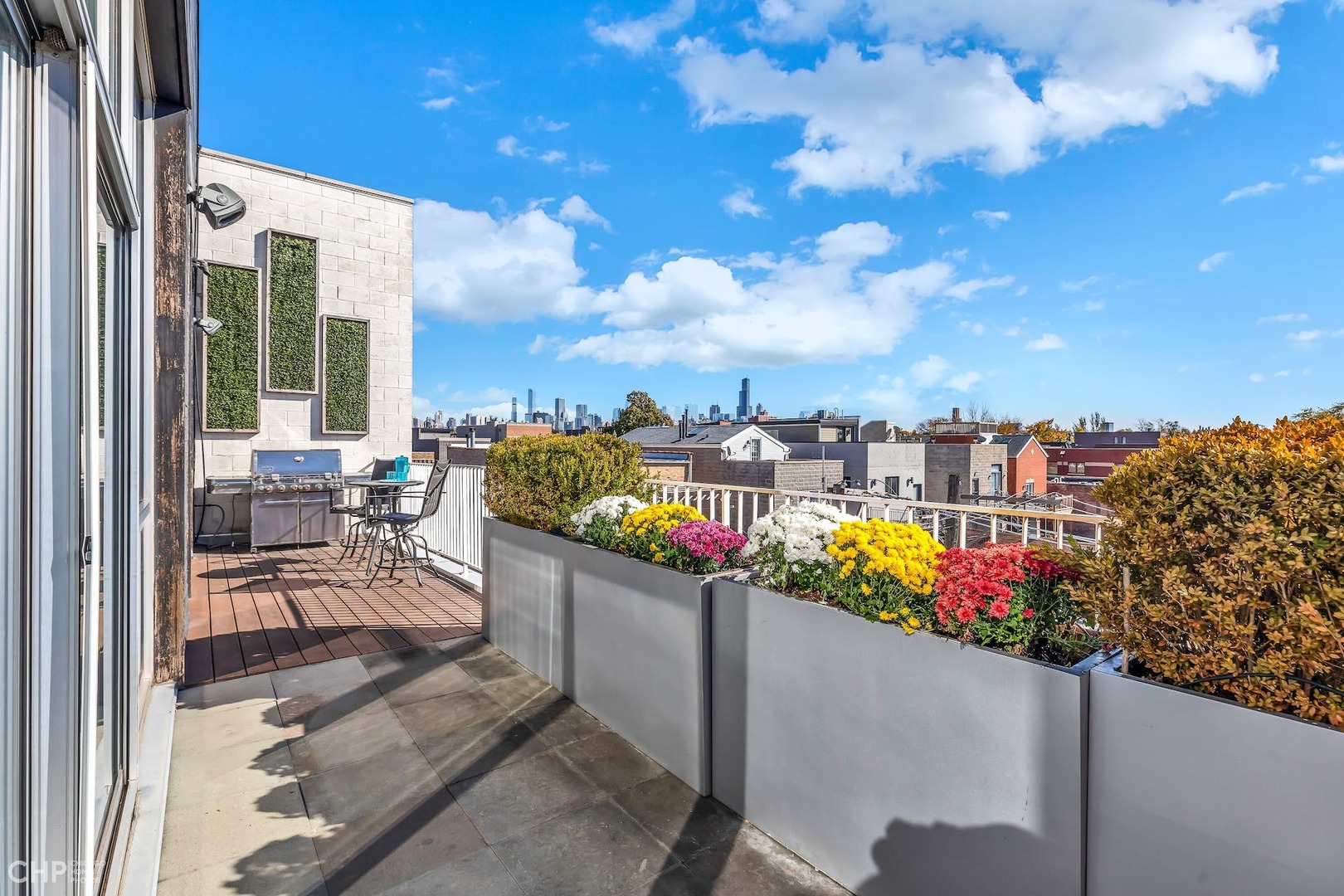 1711 W DIVISION Street Unit: 404