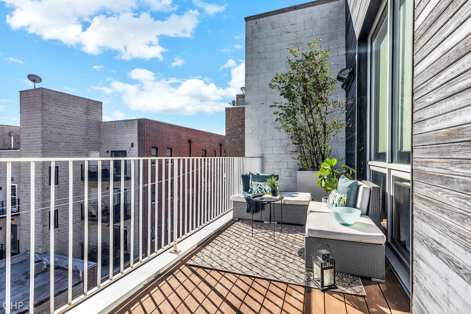 1711 W DIVISION Street Unit: 404