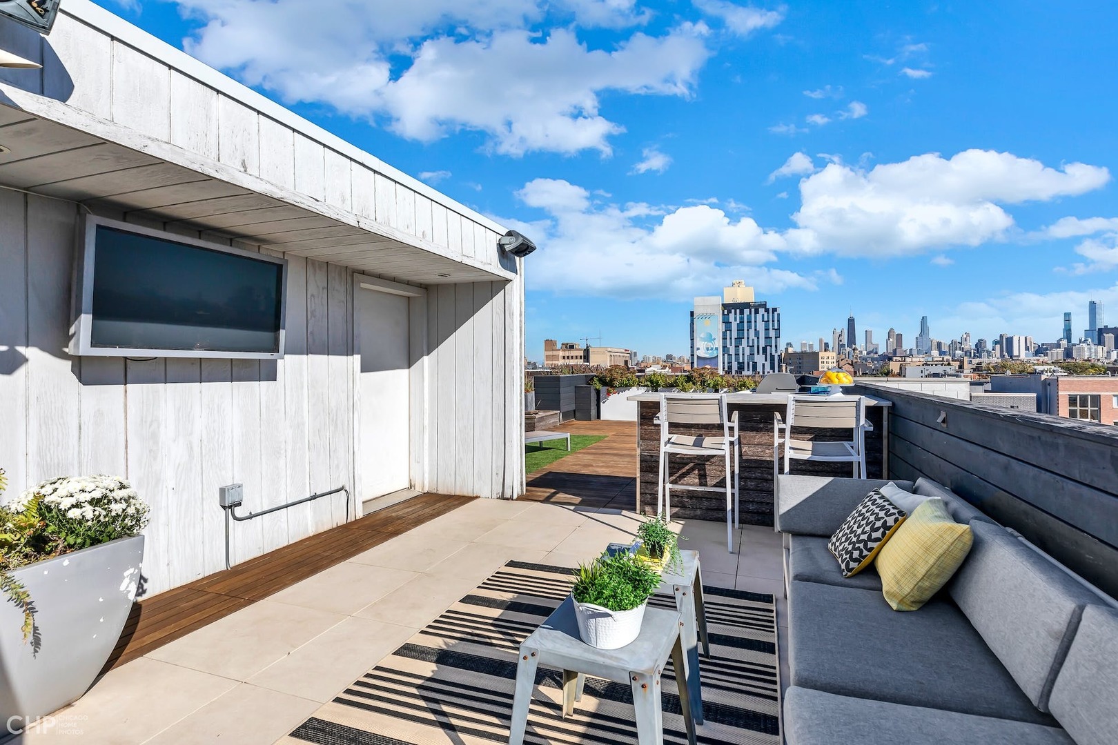 1711 W DIVISION Street Unit: 404