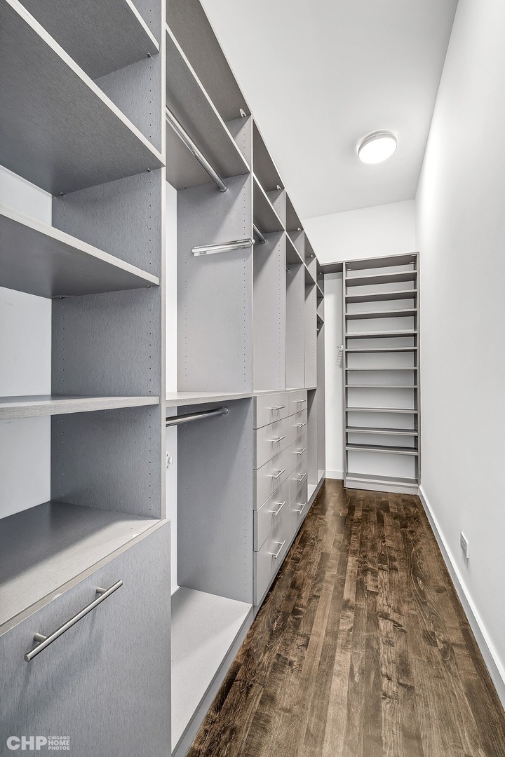 1711 W DIVISION Street Unit: 404