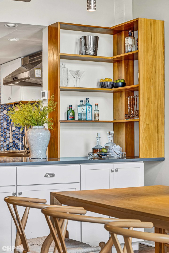 612 N OAKLEY Boulevard Unit: 101