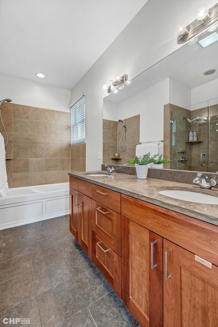 1823 W IOWA Street Unit: 2