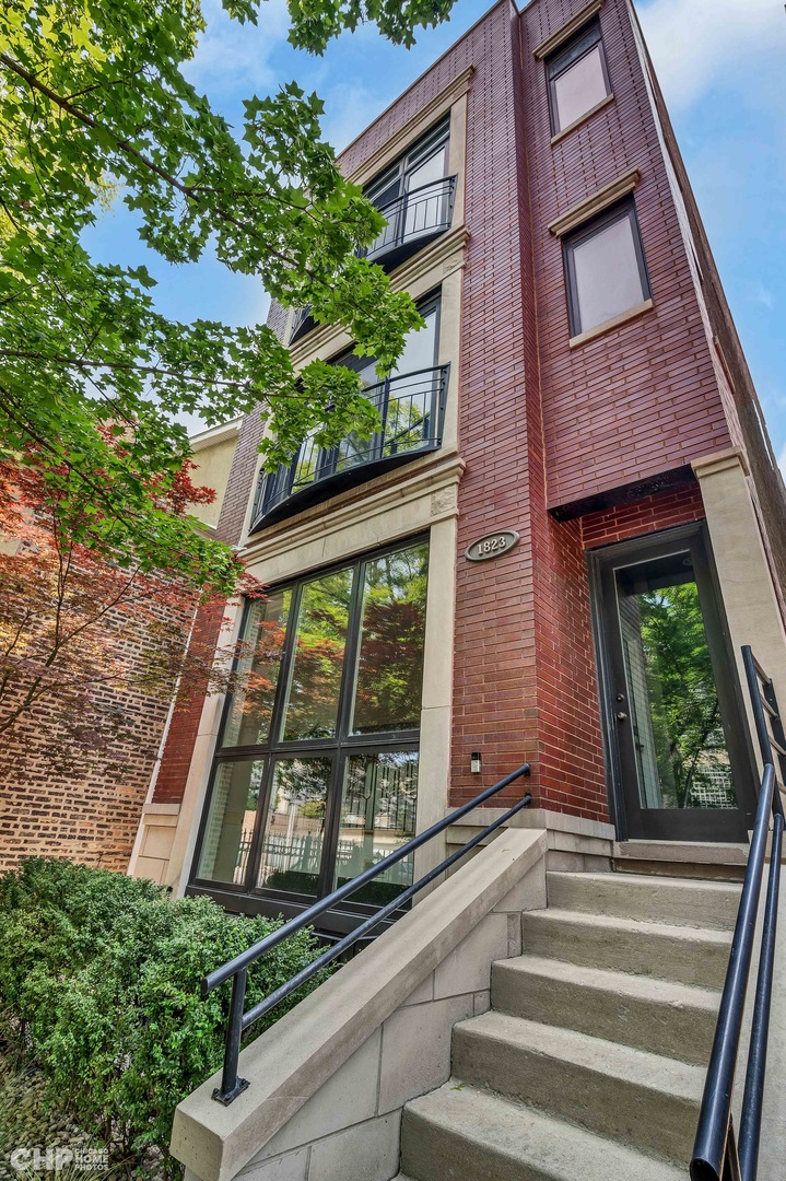 1823 W IOWA Street Unit: 2