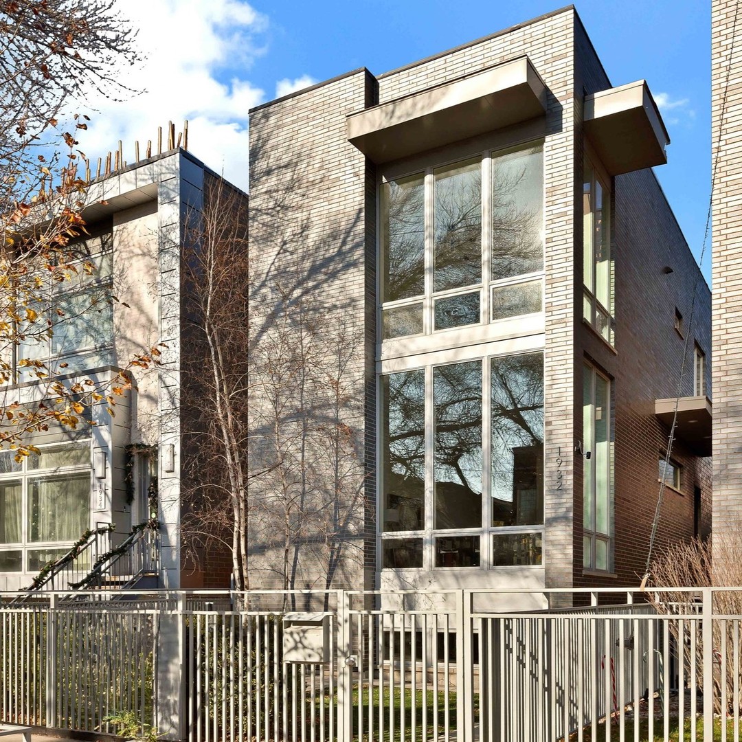 1932 W ERIE Street