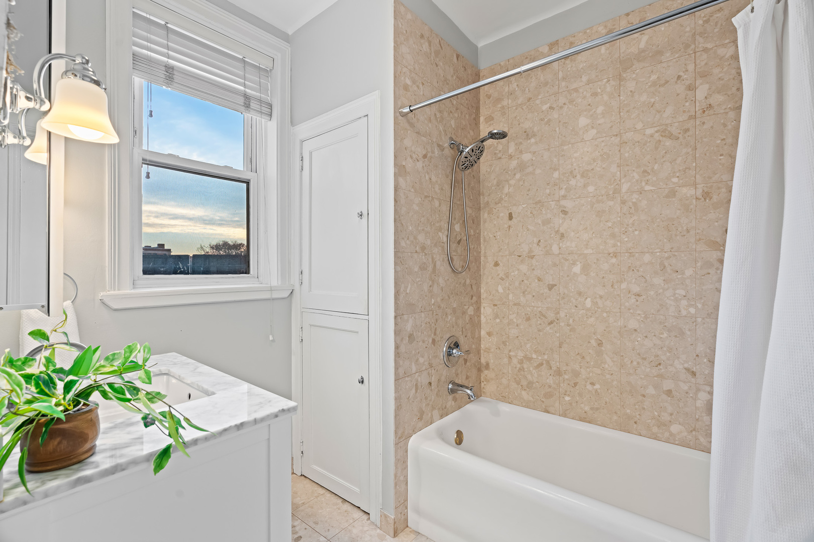 559 W Roscoe Street Unit: 3W