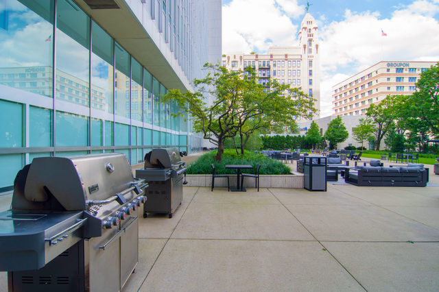 500 W SUPERIOR Street Unit: 1405