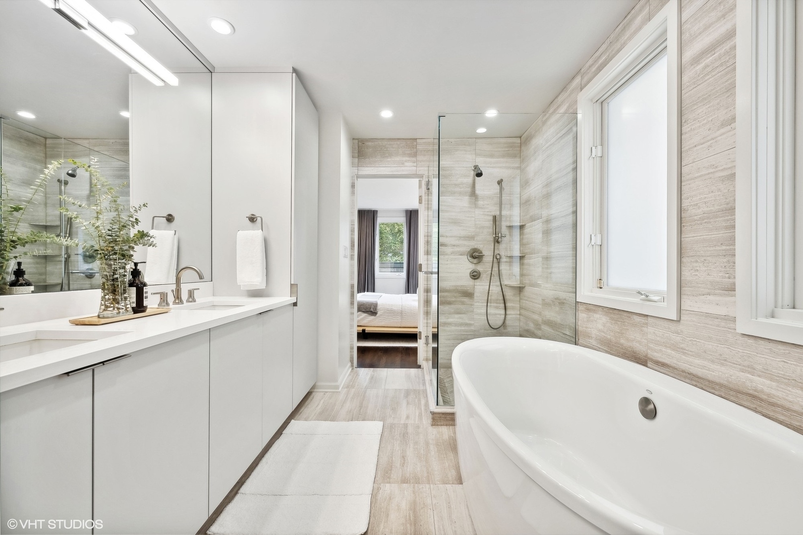 930 N CLARK Street Unit: B