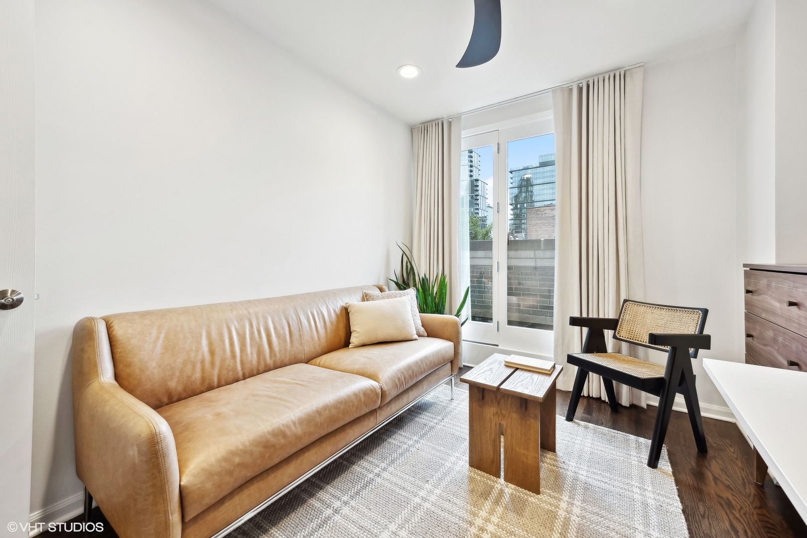 930 N CLARK Street Unit: B