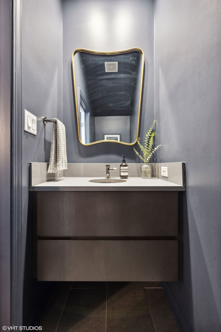 930 N CLARK Street Unit: B