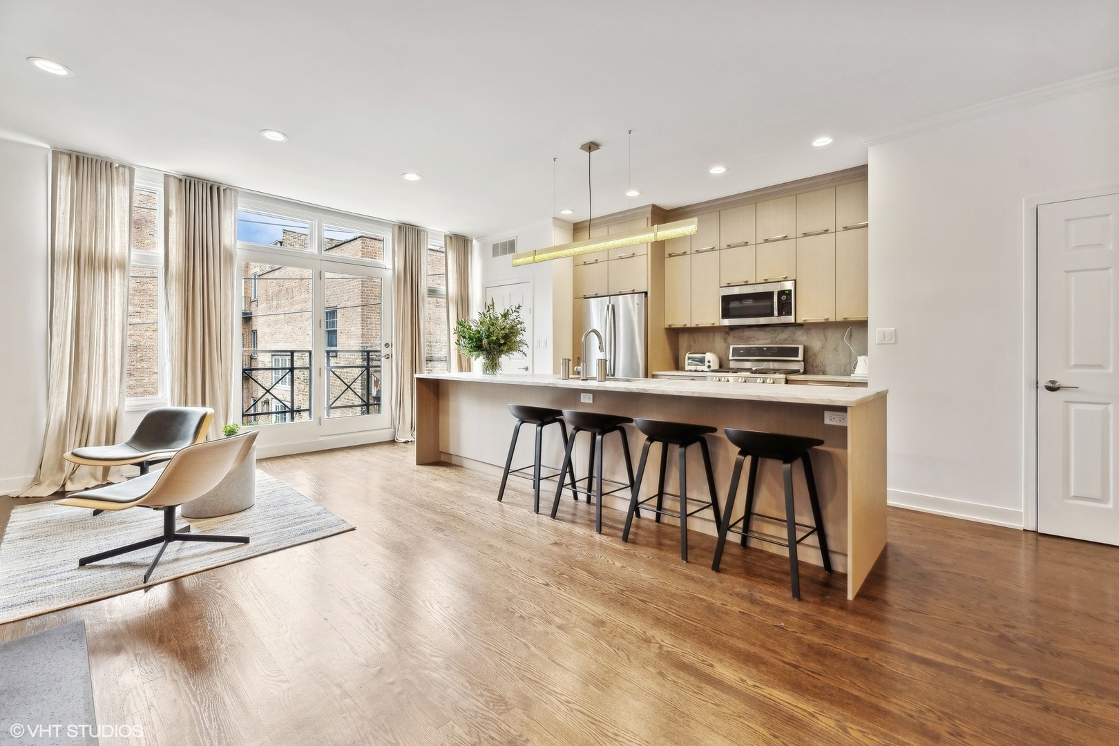 930 N CLARK Street Unit: B