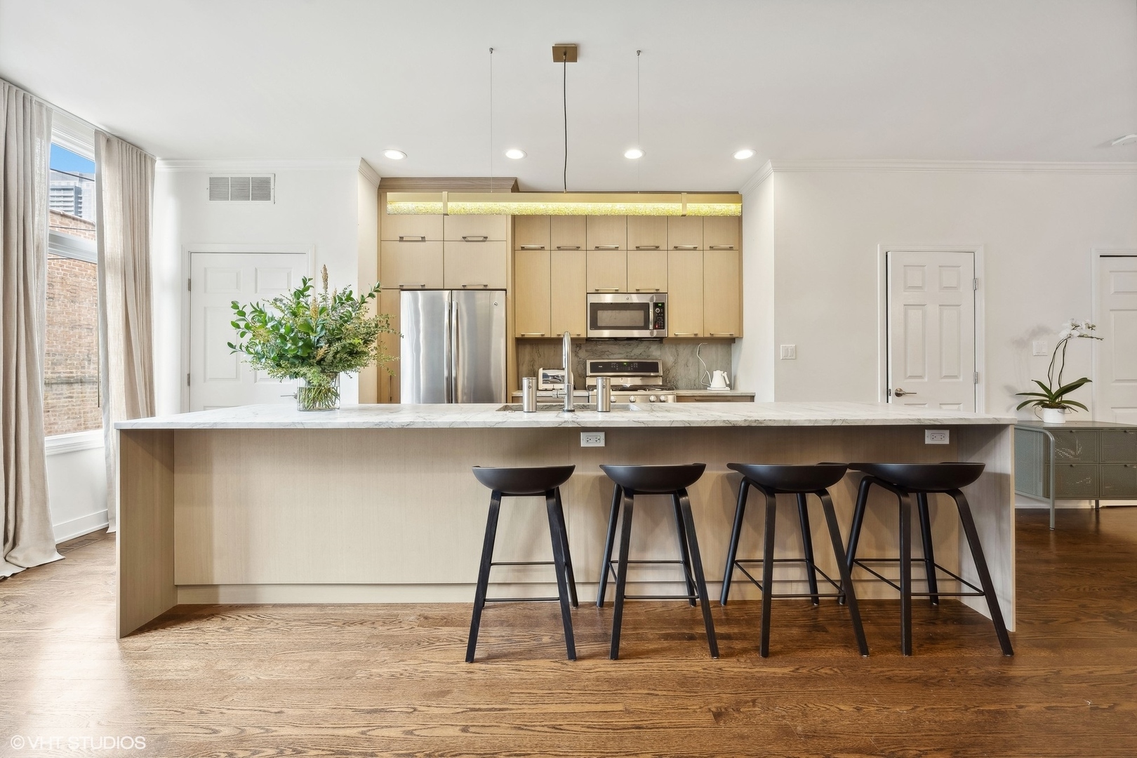 930 N CLARK Street Unit: B