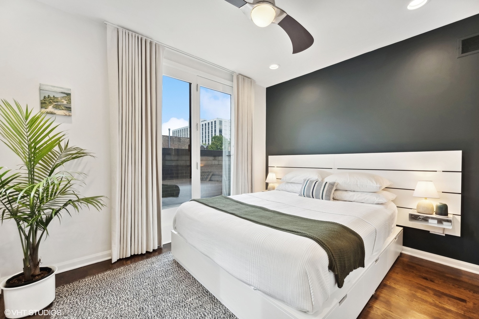 930 N CLARK Street Unit: B