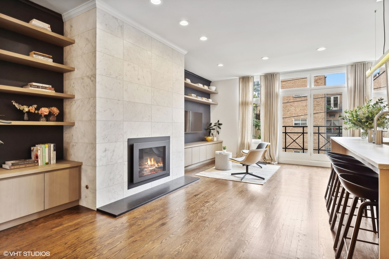 930 N CLARK Street Unit: B