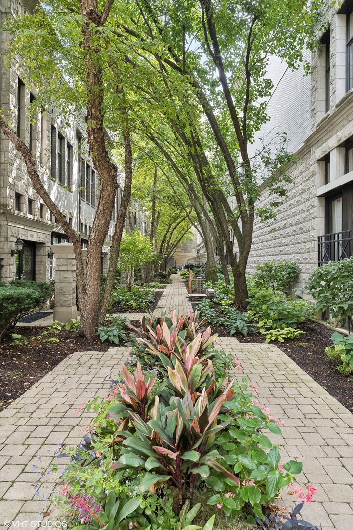 930 N CLARK Street Unit: B