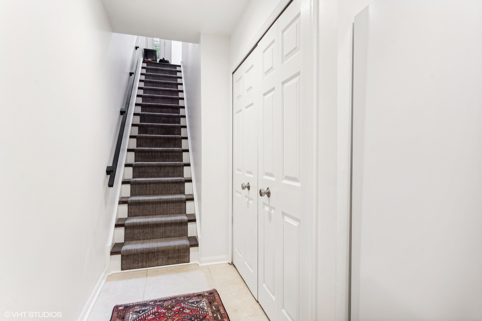 930 N CLARK Street Unit: B