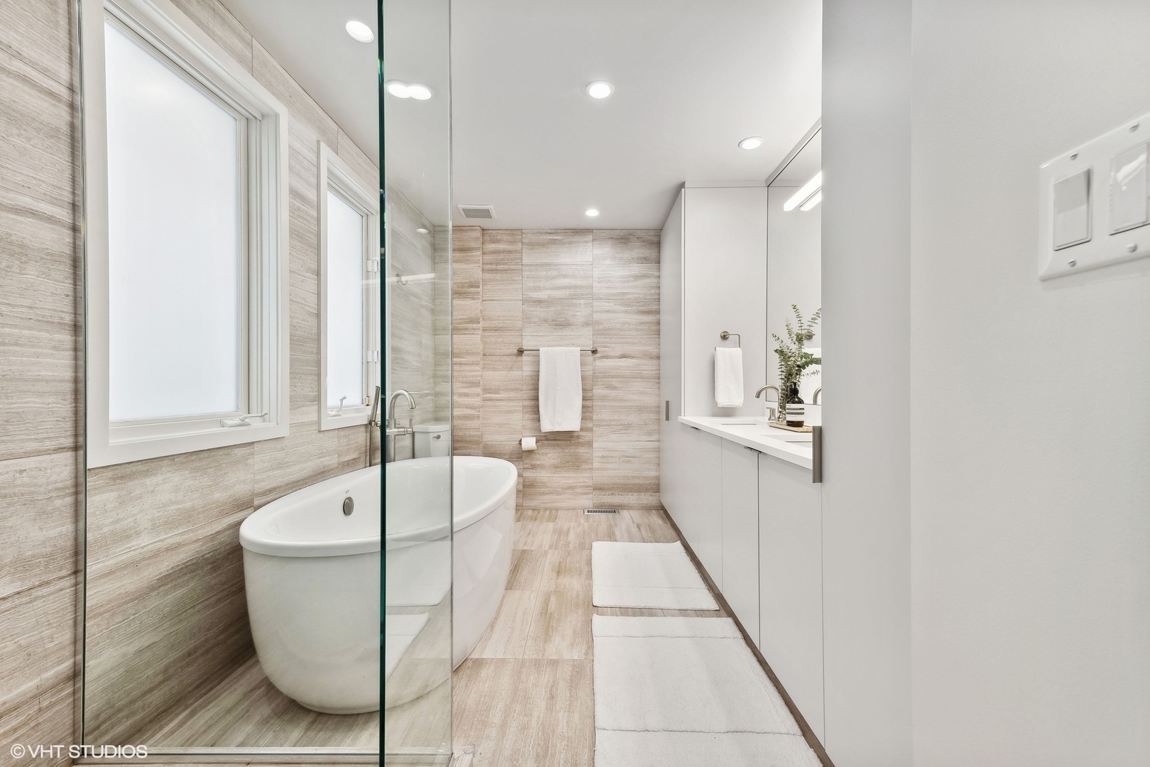 930 N CLARK Street Unit: B