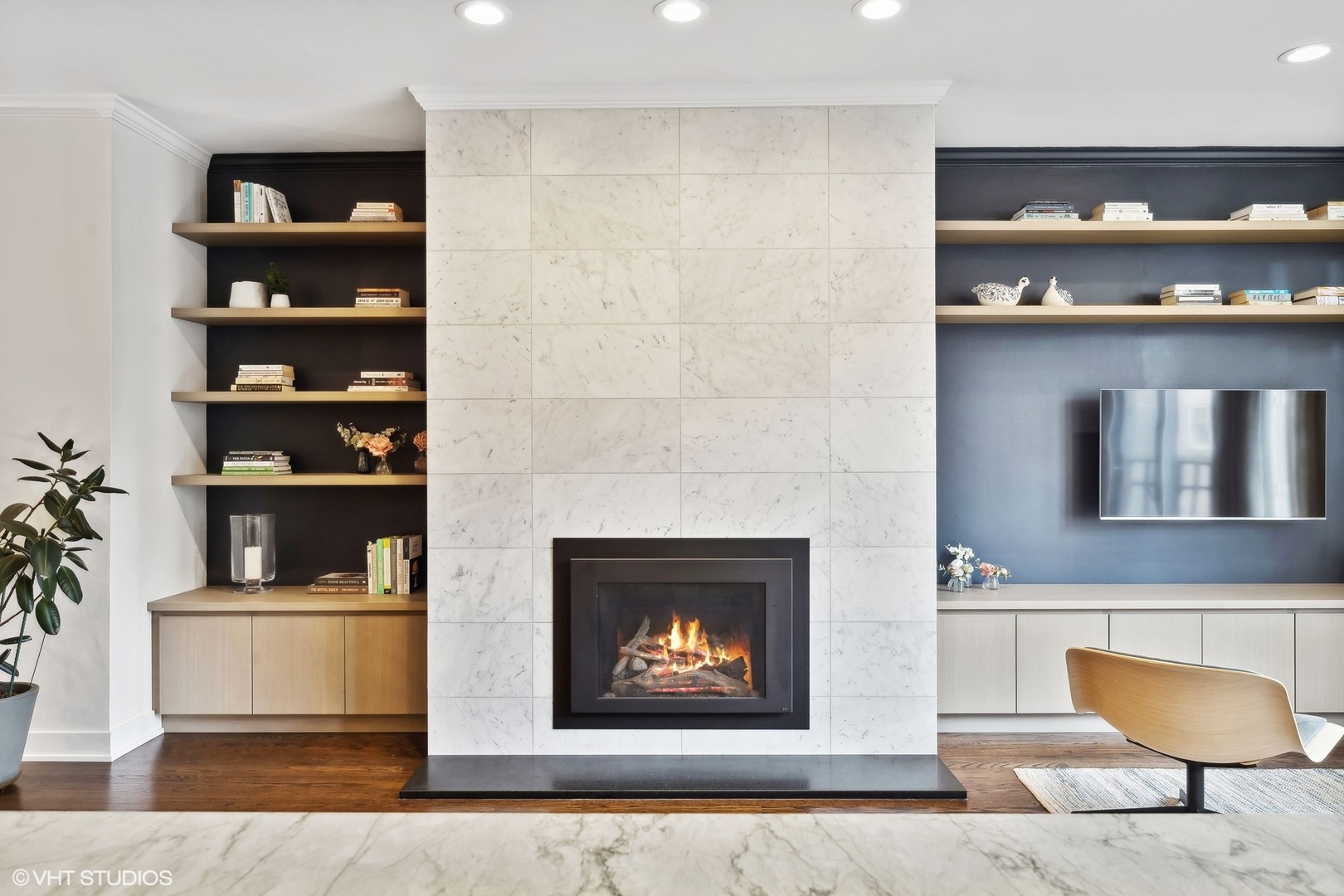 930 N CLARK Street Unit: B