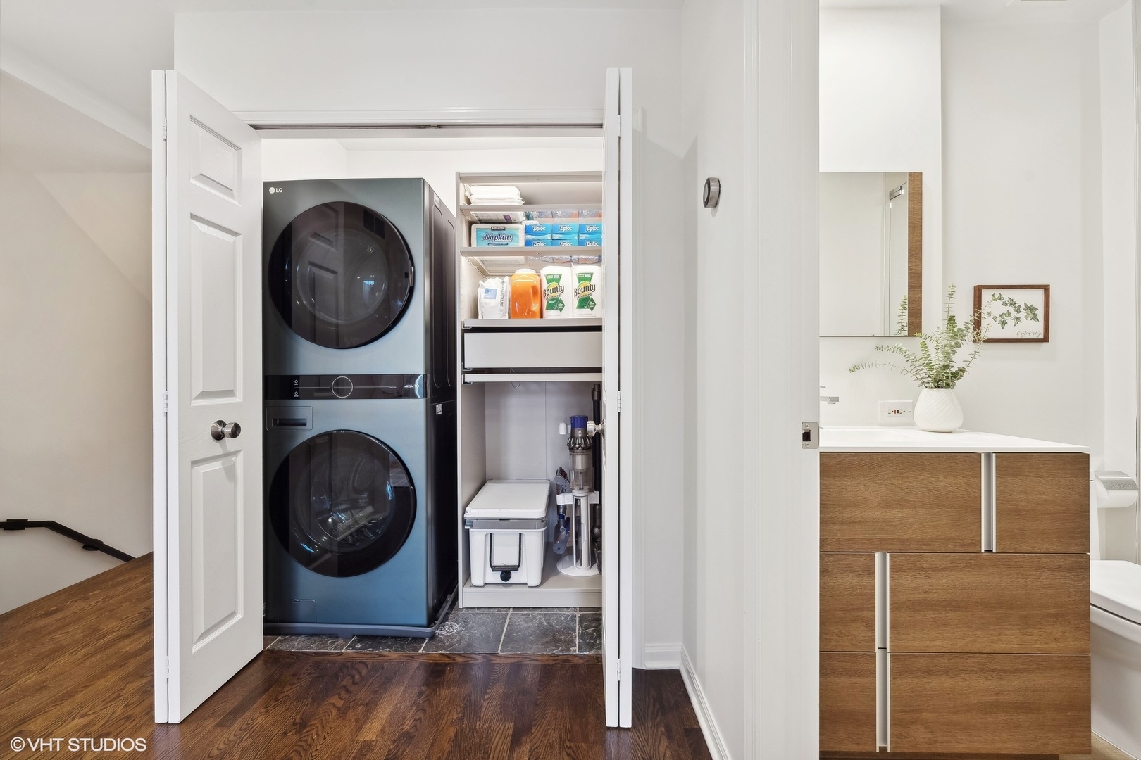 930 N CLARK Street Unit: B