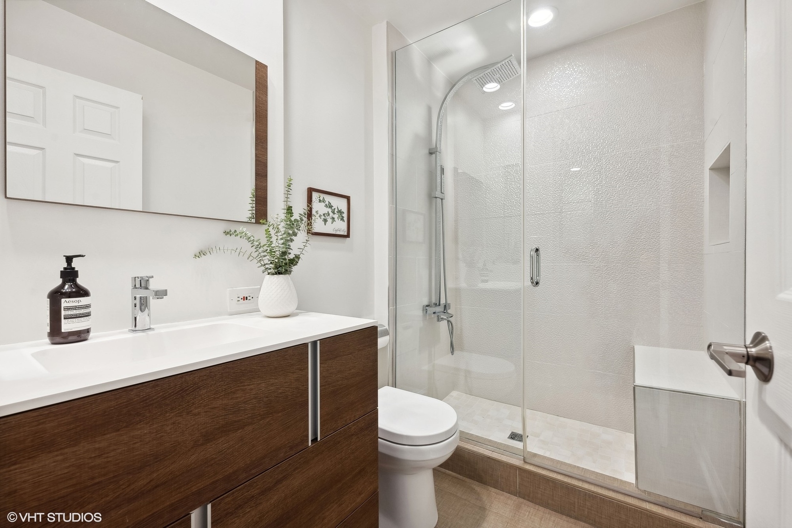 930 N CLARK Street Unit: B