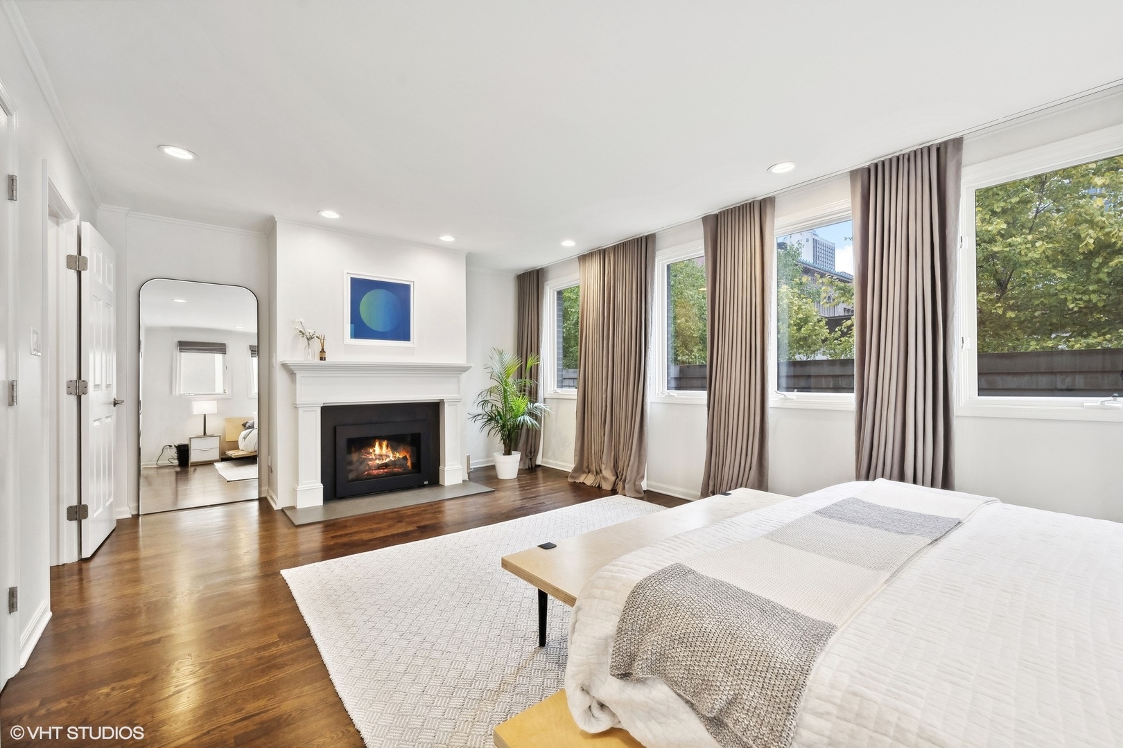 930 N CLARK Street Unit: B