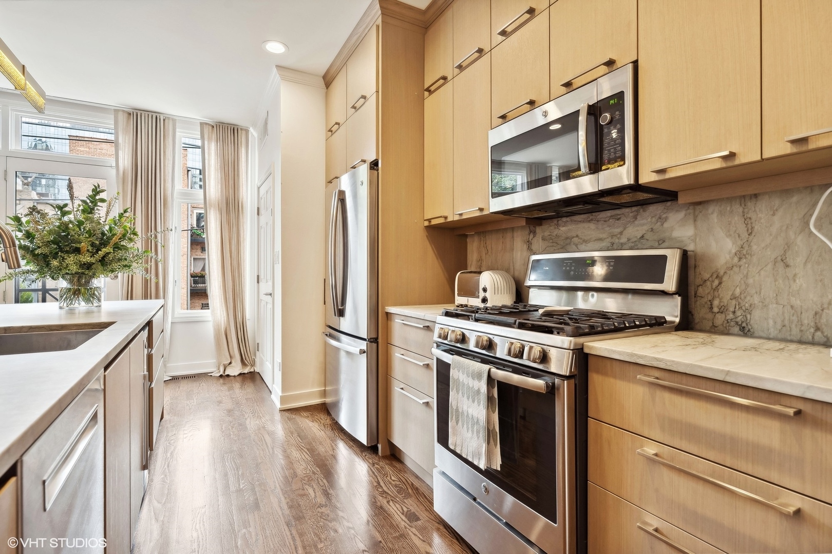 930 N CLARK Street Unit: B