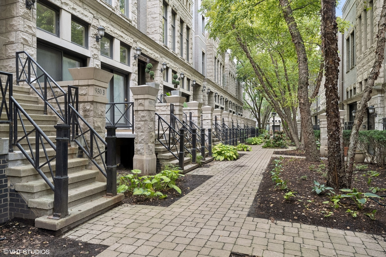 930 N CLARK Street Unit: B