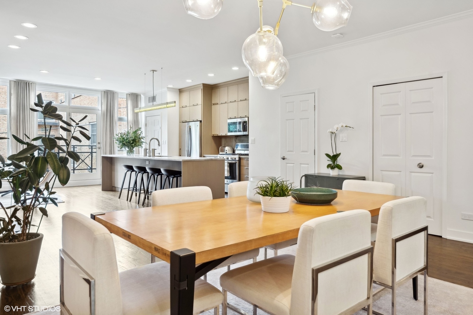 930 N CLARK Street Unit: B