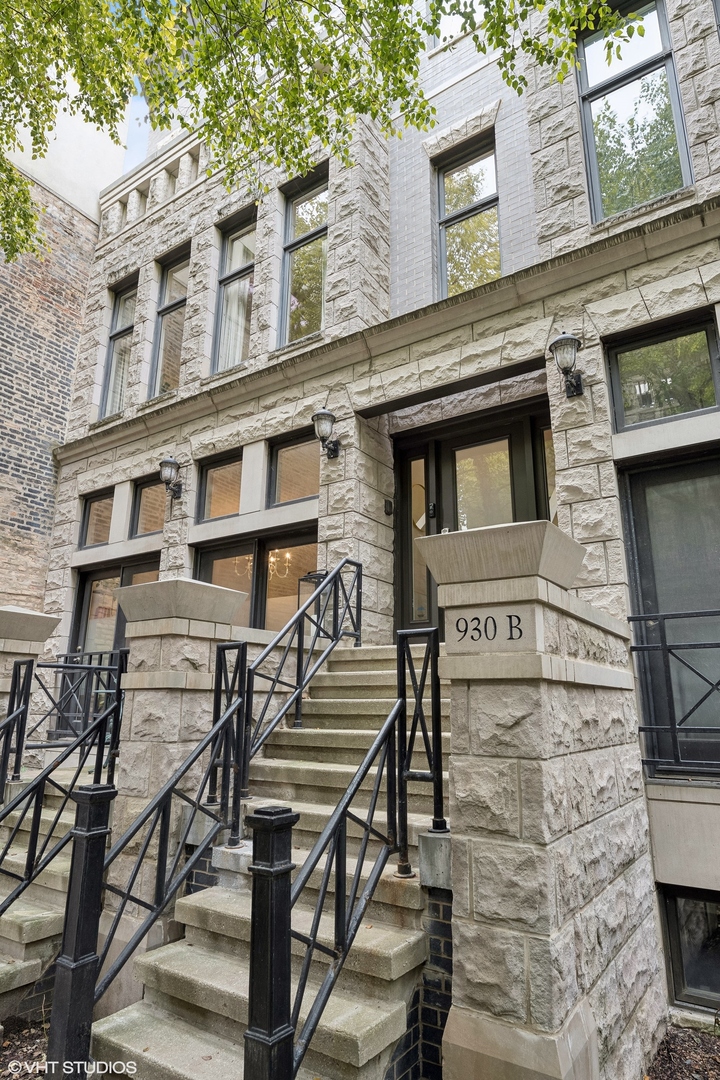 930 N CLARK Street Unit: B