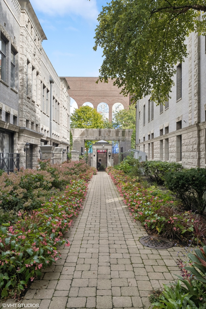 930 N CLARK Street Unit: B