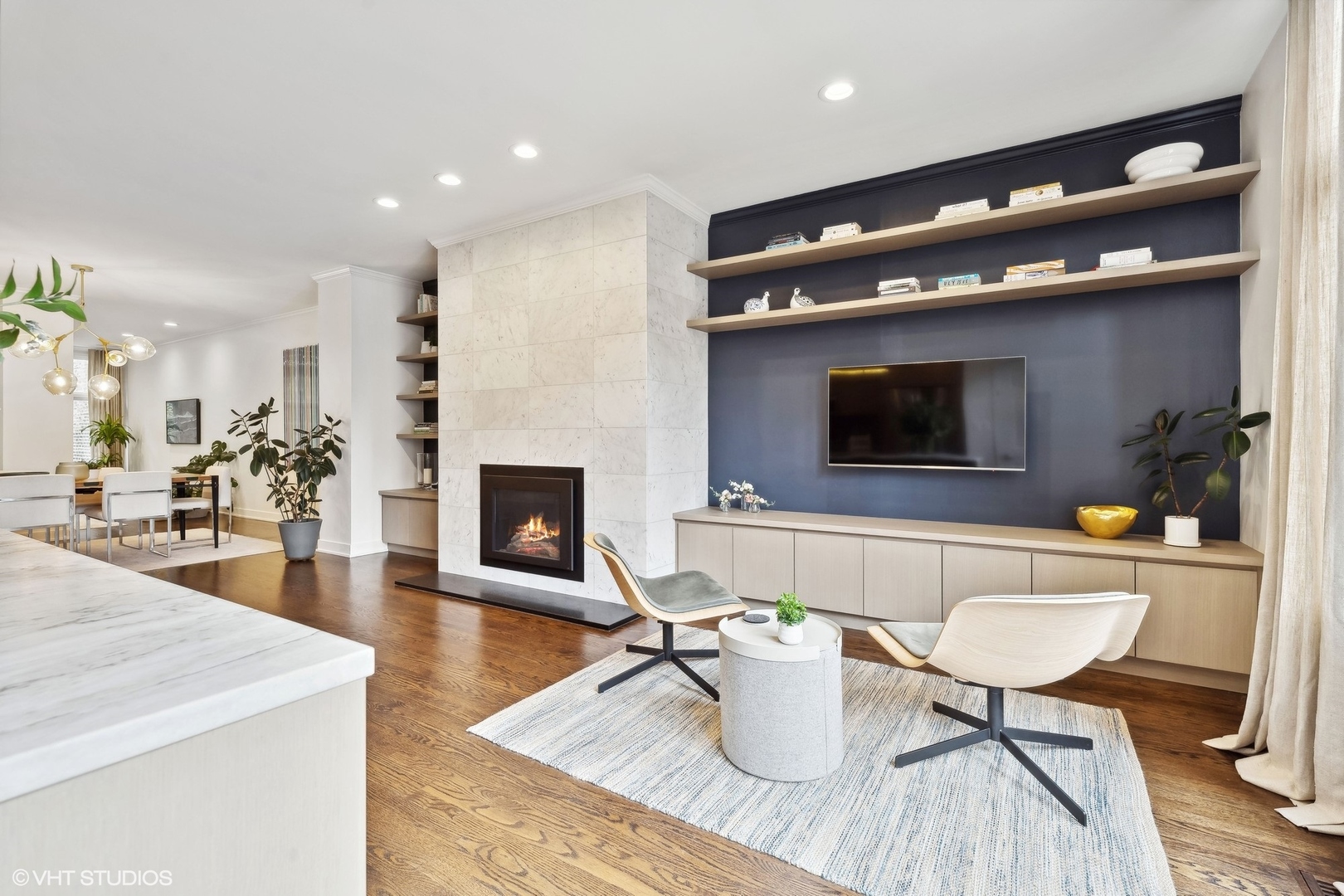 930 N CLARK Street Unit: B